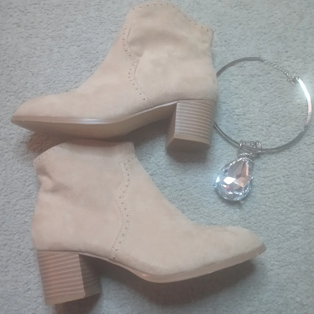 Women's tan size 7M ankle boots